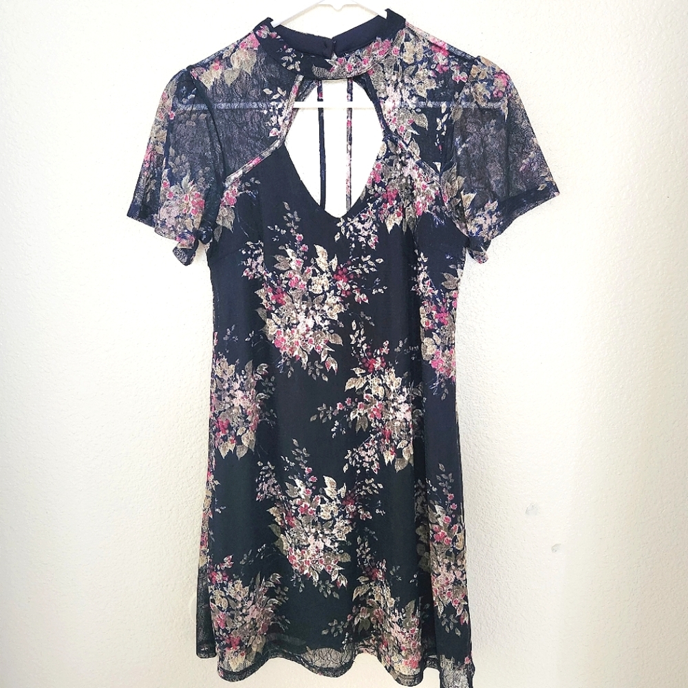 🔥Navy Floral Dress Keyhole Neck with Choker Collar Size S Short Sleeve